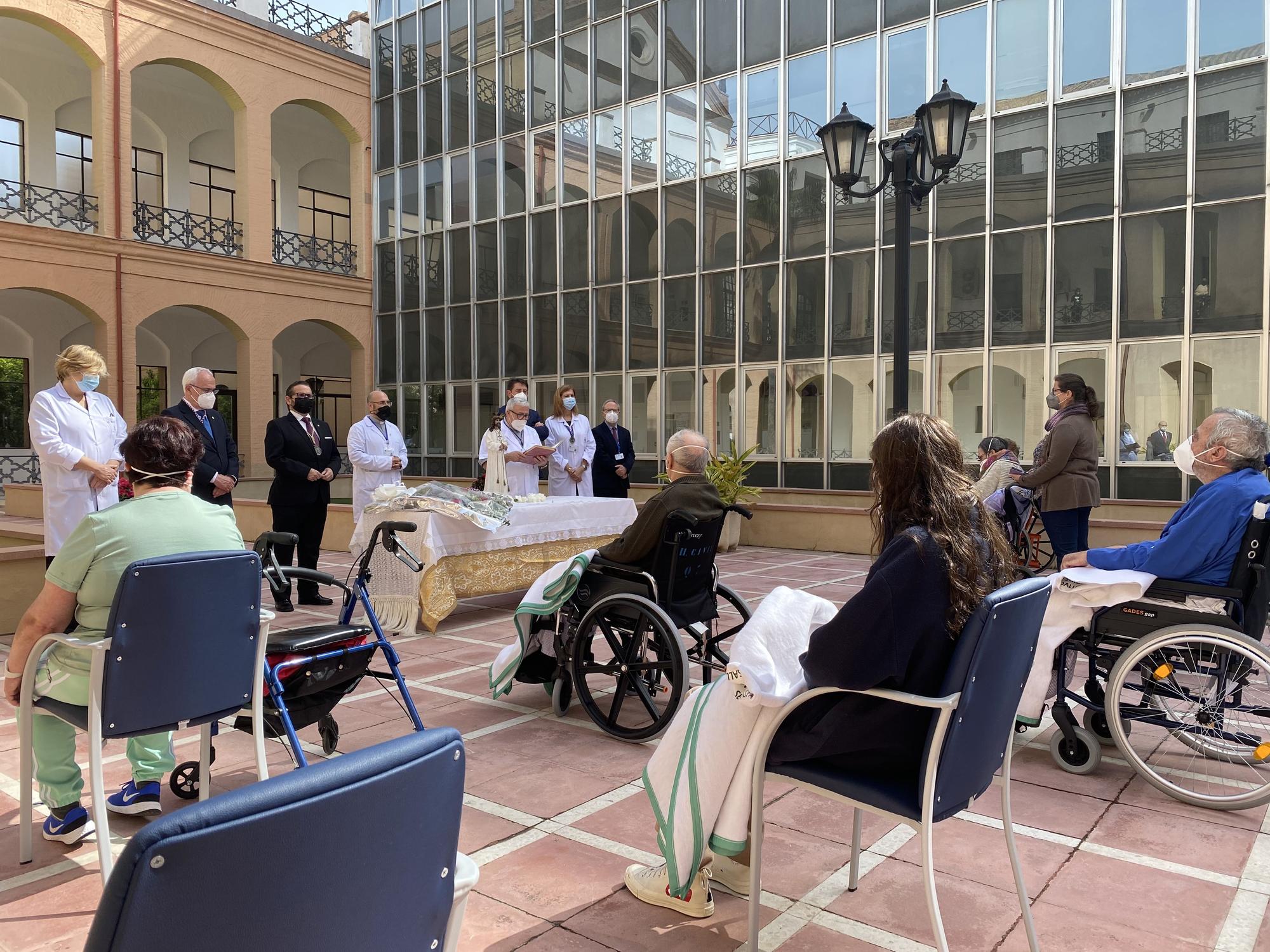 El Cautivo y la Trinidad visitan a los pacientes del Hospital Civil