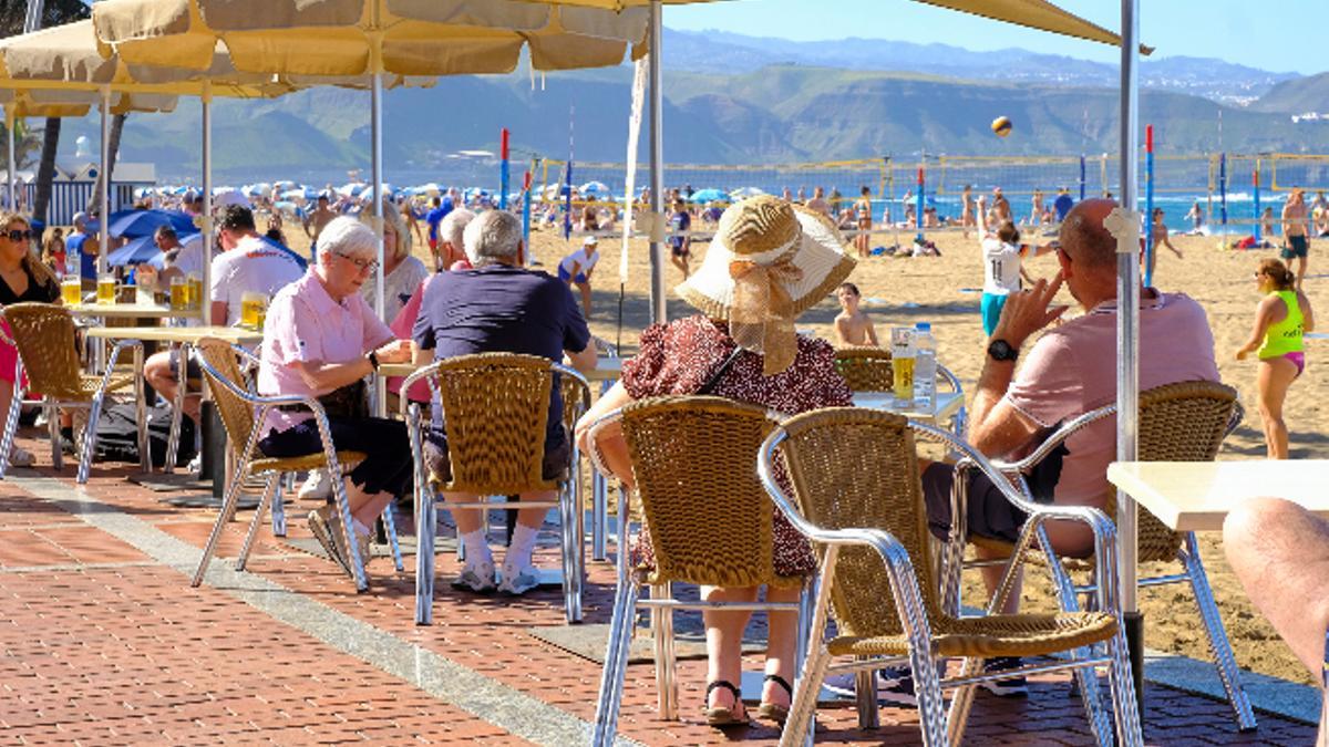 Turistas consumen en las terrazas del paseo de la Playa de las Canteras.