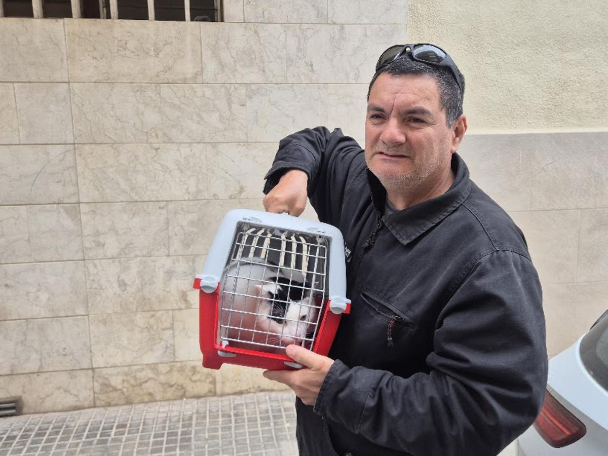 David, con su gato, tras rescatarlo de su casa donde lo habia dejado al ser desalojado.