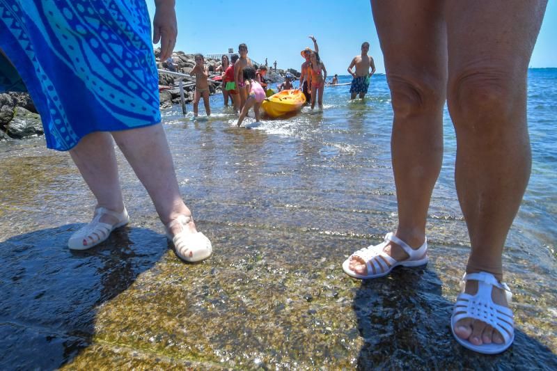 Los bañistas de Pozo Izquierdo se quejan que el acceso resbala