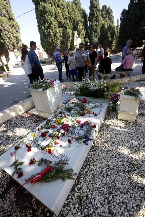 El cementerio de Alicante recibe miles de visitas en el día de los Santos