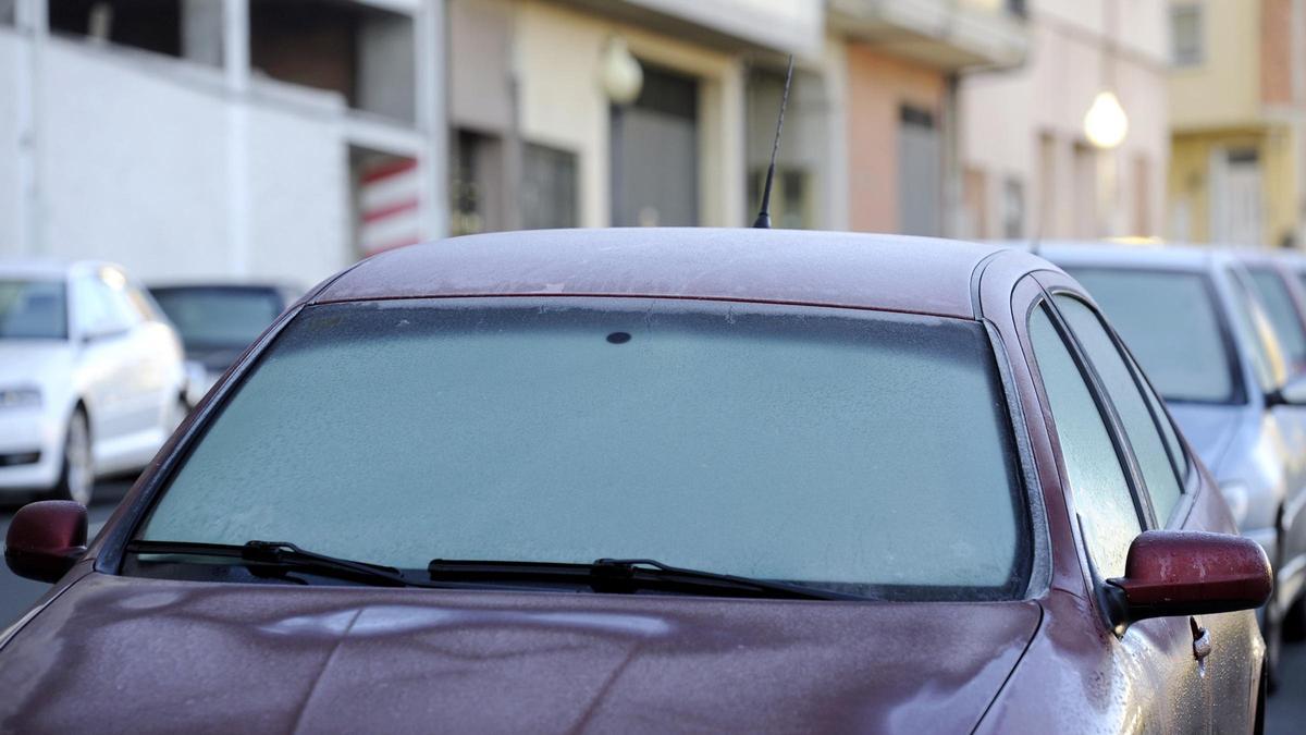 COMO QUITAR HIELO LIMPIAPARABRISAS: Galicia tirita: ¿cómo sacar el hielo  del parabrisas del coche sin cargártelo?