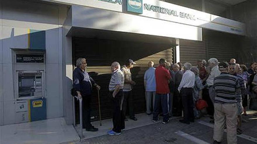 Grecia despierta con los bancos cerrados