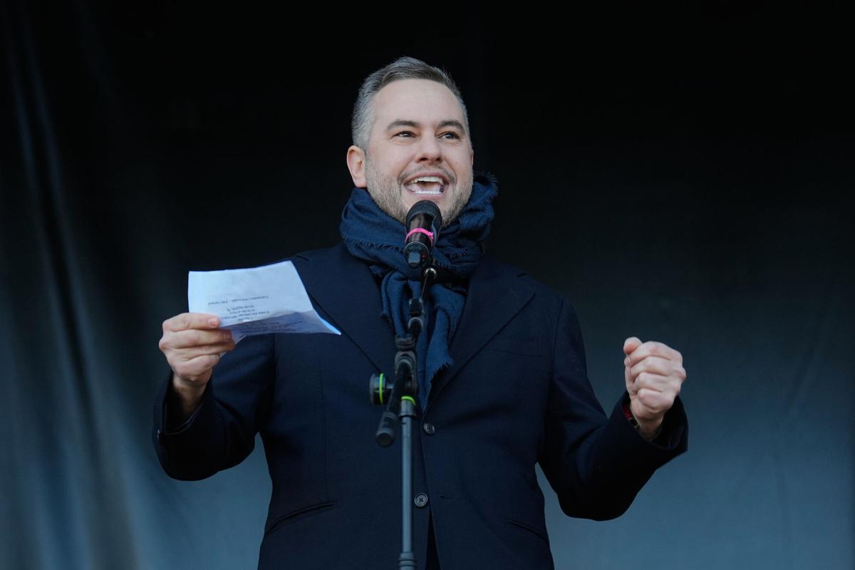 El ilusionista Jorge Blass durante el pregón del carnaval de Madrid celebrado este sábado en Matadero.