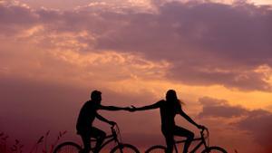 pareja en bicicleta