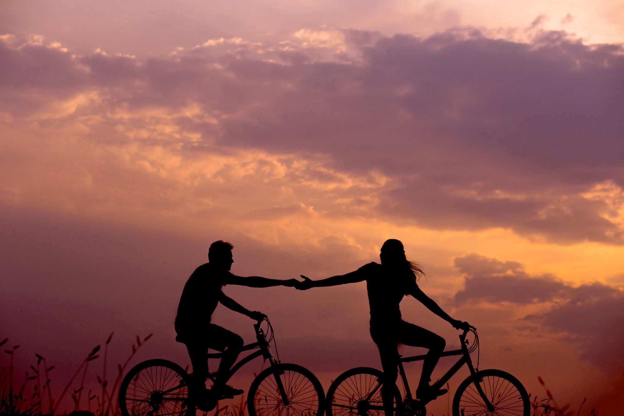 pareja en bicicleta