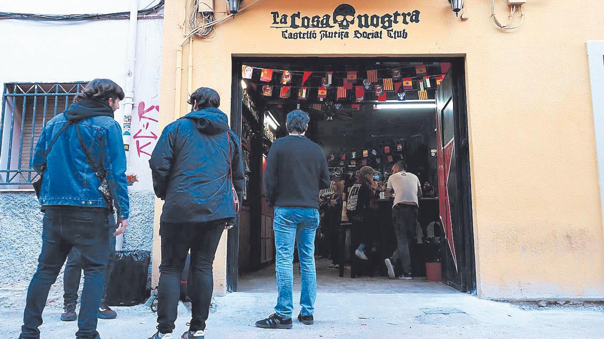 Varios ciudadanos frente a la sede de La Cosa Nostra, ubicada en la calle San Miguel de Castelló.