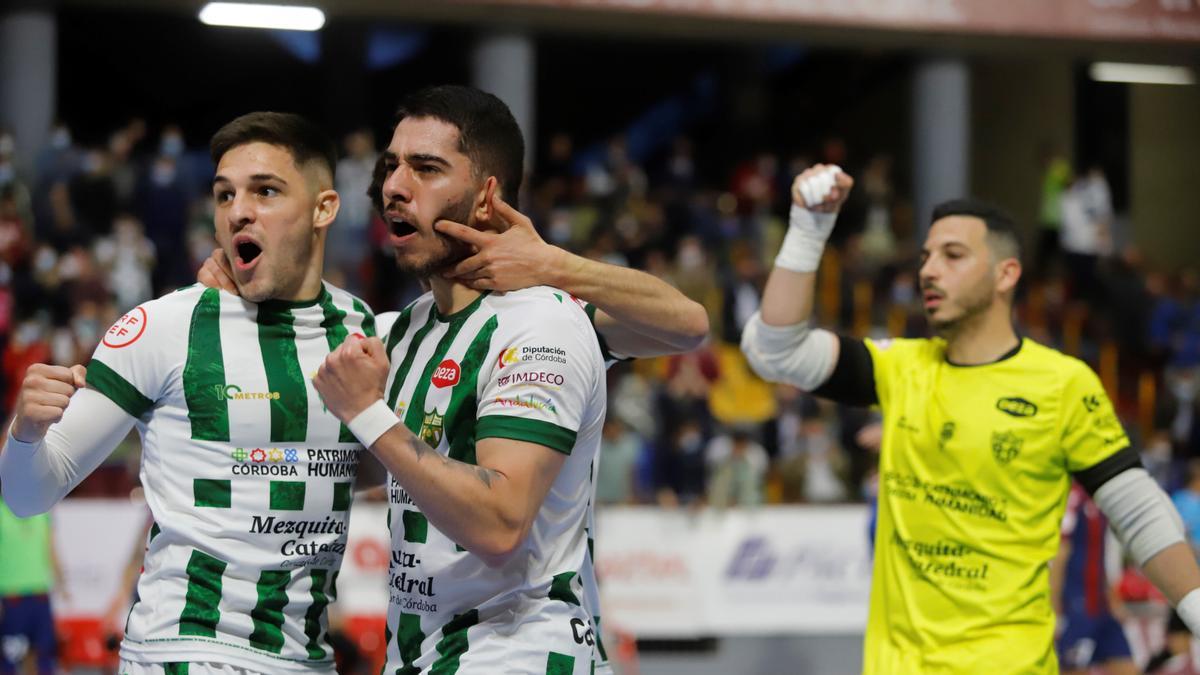 Viana y Perin celebran un gol en Vista Alegre, con Cristian al fondo.