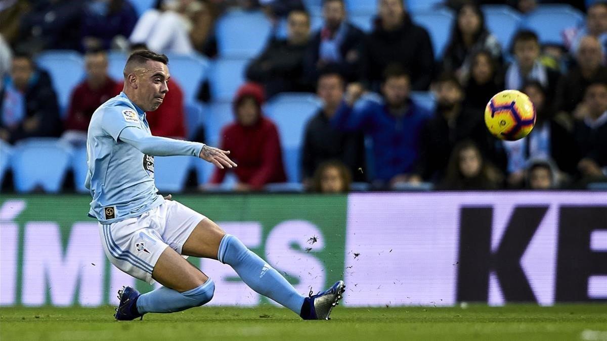 Iago Aspas rematando en un partido de liga en Balaídos