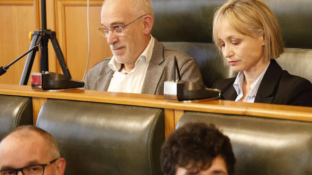 Os concelleiros socialistas Sindo Guinarte e Marta Abal nun pleno