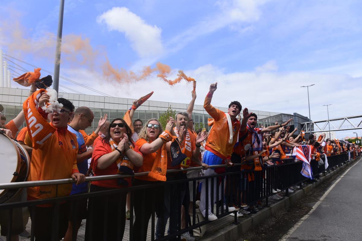 Recibimiento al Leyma Básquet Coruña antes de la semifinal por el ascenso a ACB ante el Palencia