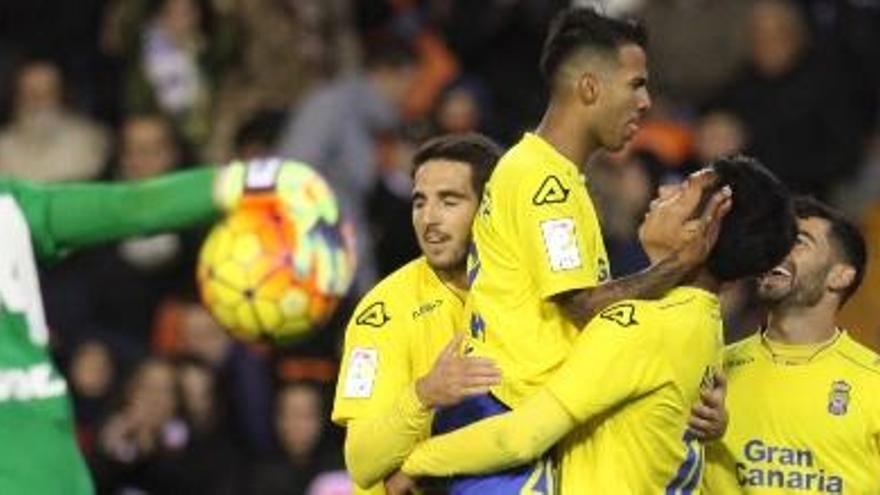 Jonathan Viera, abrazado por Araujo, en Mestalla.