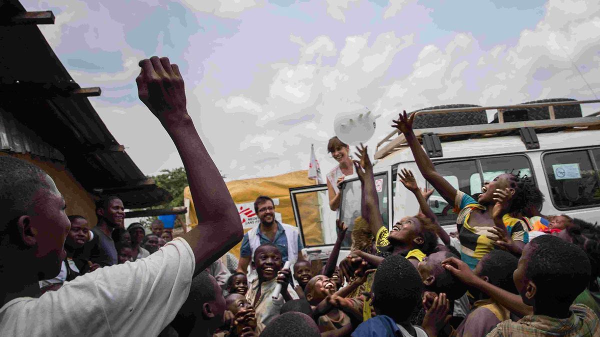 Población de la provincia congoleña de Kasai recibe un vehículo de MSF en el que viaja la gallega María José Blanco.