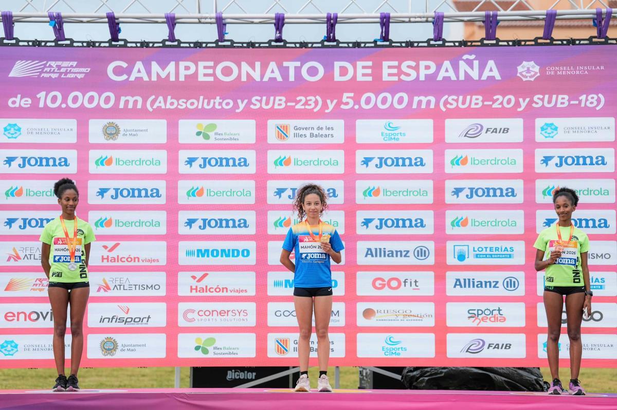 Fátima Hernández, en el podio del Campeonato de España de 5.000 metros