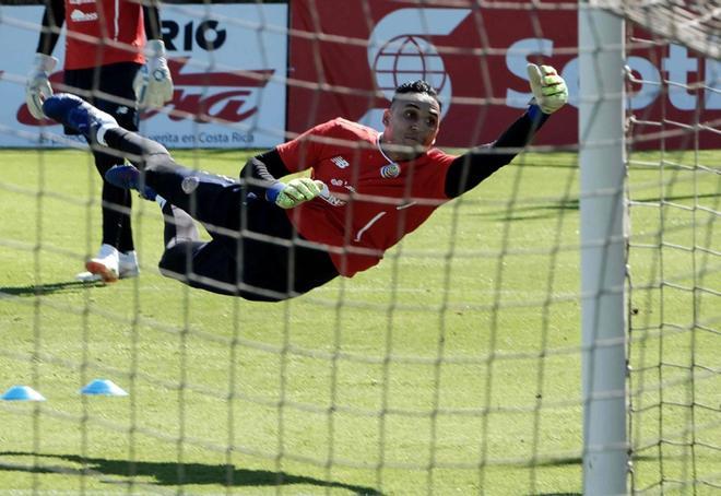 El portero de la selección de fútbol de Costa Rica, Keylor Navas entrena este martes, en las instalaciones del Proyecto Gol, en San José (Costa Rica).