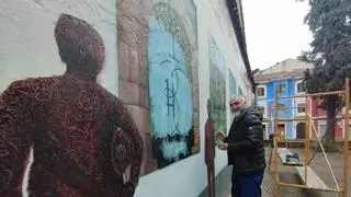 El Montepío pinta mucho: un mural junto a la Casa del Pueblo de Sama recorre la trayectoria de la mutualidad minera