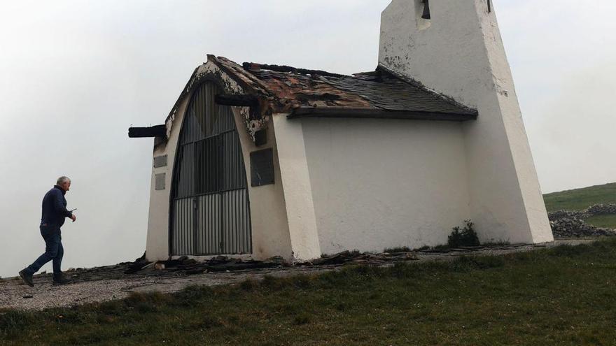 El asedio del fuego al símbolo vaqueiro de Aristébano, que quedó en pie pero sin cubierta