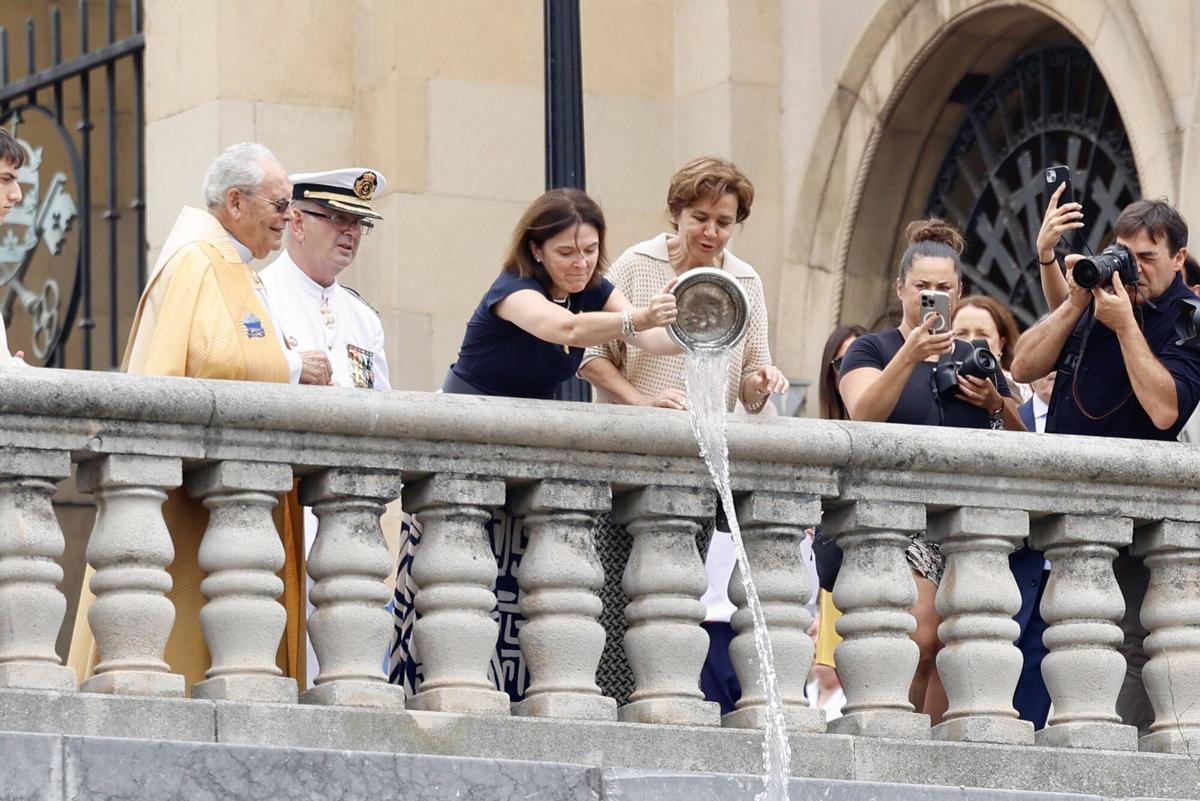 Alcaldesa, Carmen Moriyón, y el concejal de Relaciones Institucionales y Juventud, Jorge González-Palacios, asisten a la ofrenda floral a la Virgen del Carmen, patrona de La Armada.