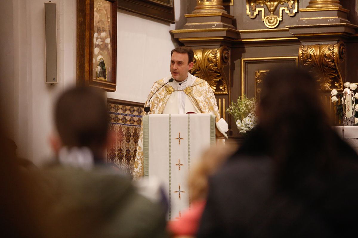 Bajo el manto de la Virgen de los Dolores