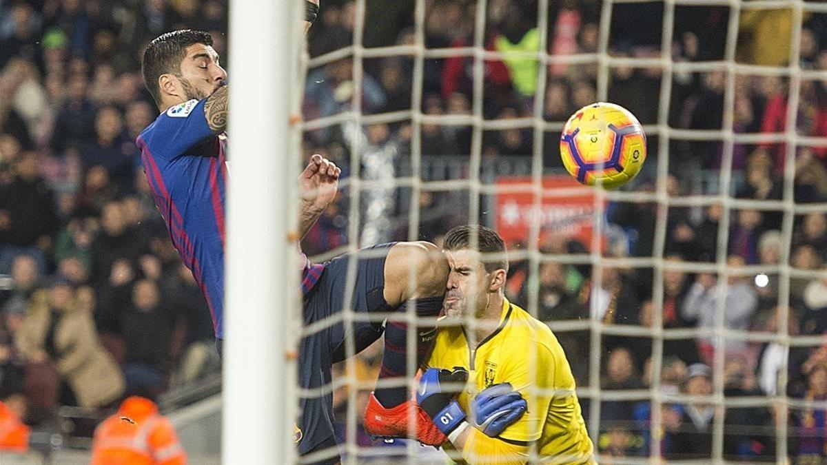 Suárez se anticipa a Cuéllar en la jugada del 2-1 del Barça al Leganés.