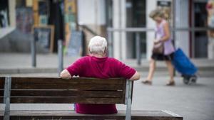 Reposo 8Un hombre descansa en un banco del barrio de Sants.