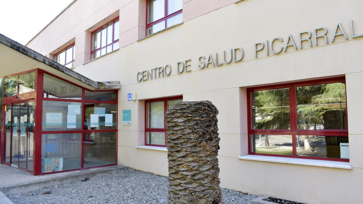 Entrada principal al centro de salud Picarral, ayer en Zaragoza, que desde mañana unificará parte de las urgencias de tarde.