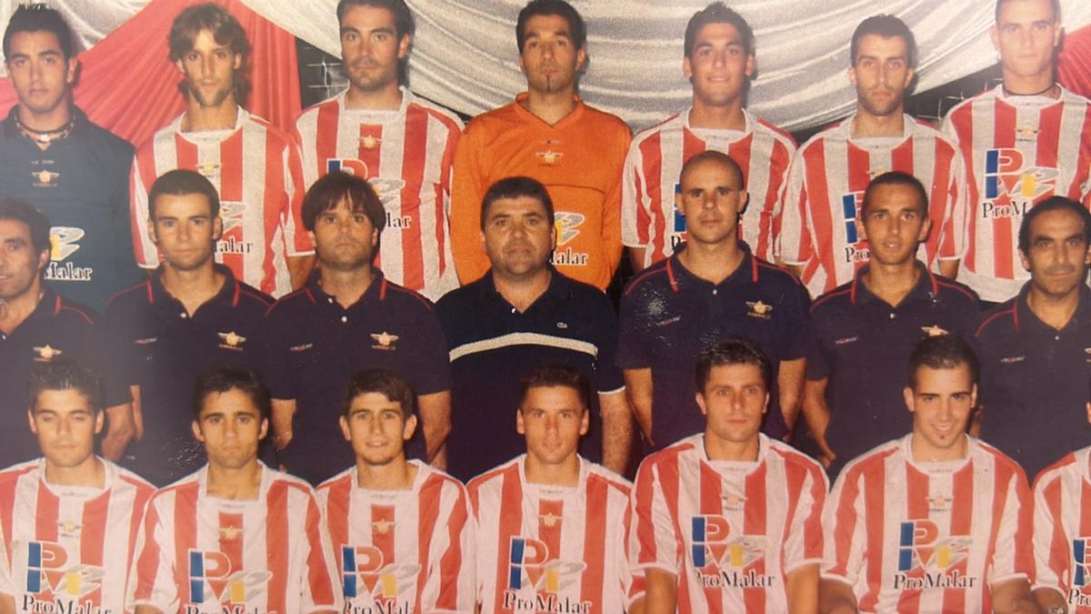 Juan Carlos Andrés (tercero por la izquierda en el centro) y Fredi (tercero por la derecha, también en el centro) en el Alondras de la temporada 2005-2006.