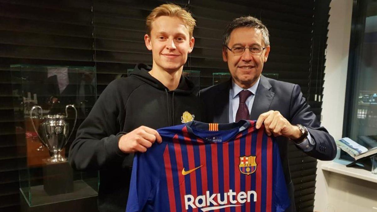 De Jong y Bartomeu posaron juntos