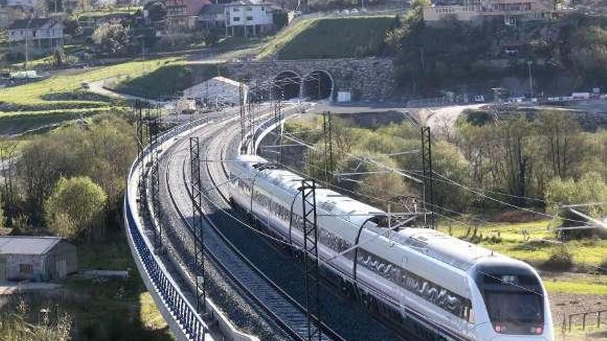 Tren circulando por el Eje Atlántico. // Adrián Irago