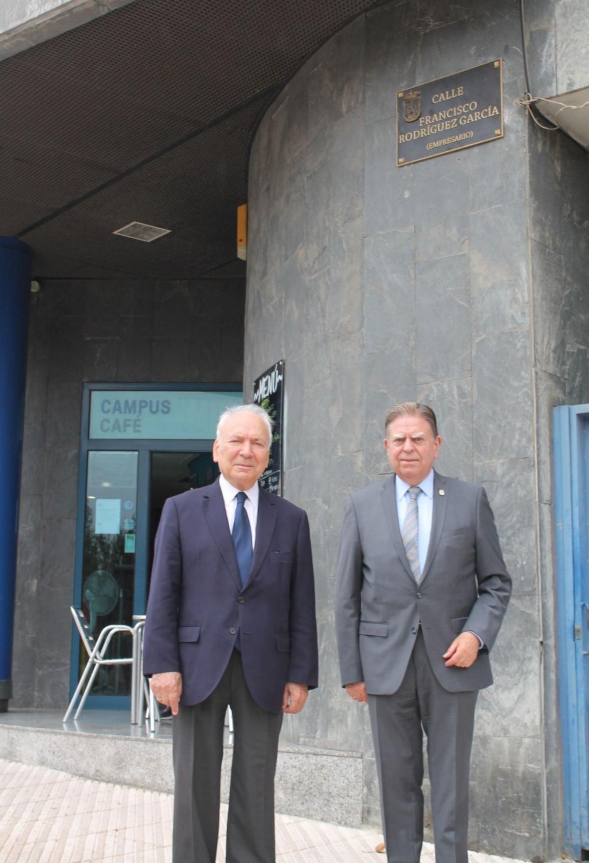 Francisco Rodríguez, a la izquierda, con Alfredo Canteli, en la calle que le ha dedicado el Ayuntamiento. | LNE