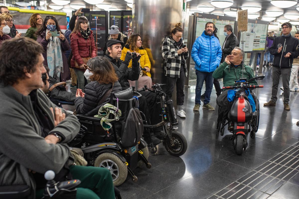 Personas con movilidad reducida piden mejoras en trenes, buses y estaciones para evitar accidentes y obstáculos en el acceso al transporte público