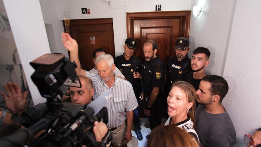 VÍDEO | Los okupas abandonan el piso tras la contundente protesta de los vecinos en Badajoz