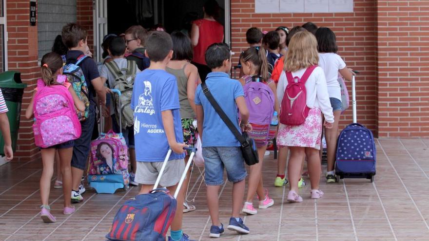 Niños entrando al colegio el primer día de clase