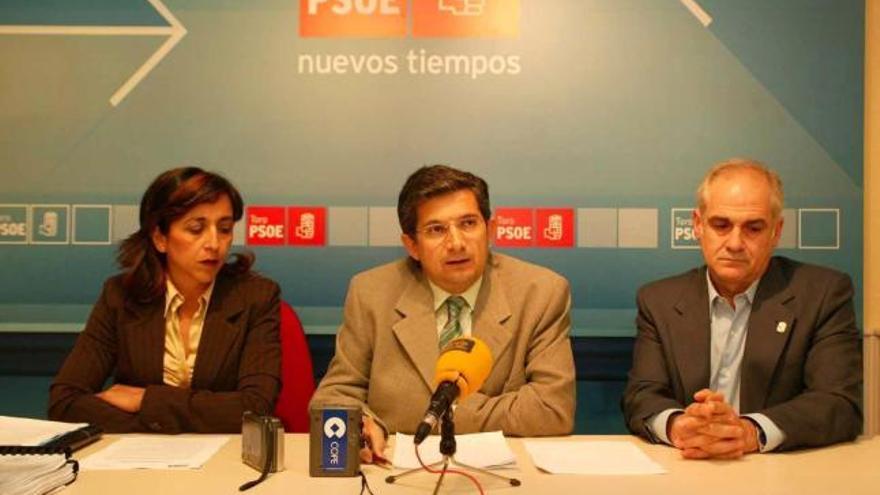 Representantes socialistas toresanos, con Lorenzo Rodríguez Linares en el centro,  durante una rueda de prensa.