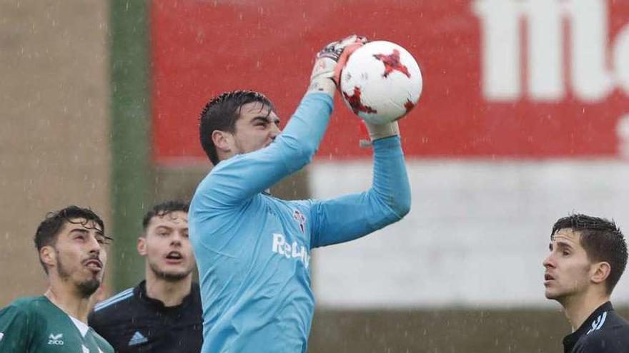 Sotres, del Celta B, detiene un balón ante Fer Beltrán. // Alba Villar