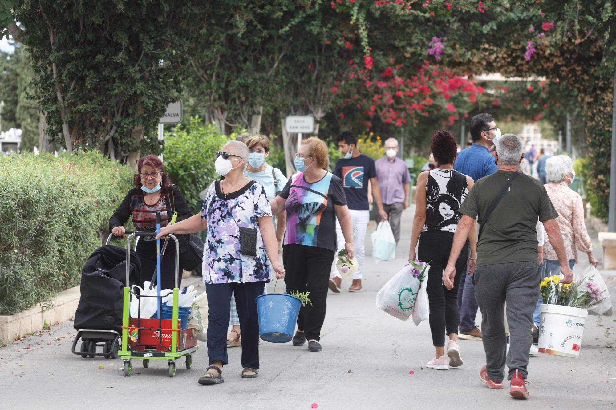 Día de Todos los Santos en el Cementerio de Alicante