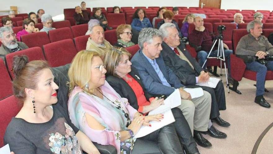 Participantes y asistentes al acto celebrado en el salón de actos de la Biblioteca.  // S. Álvarez