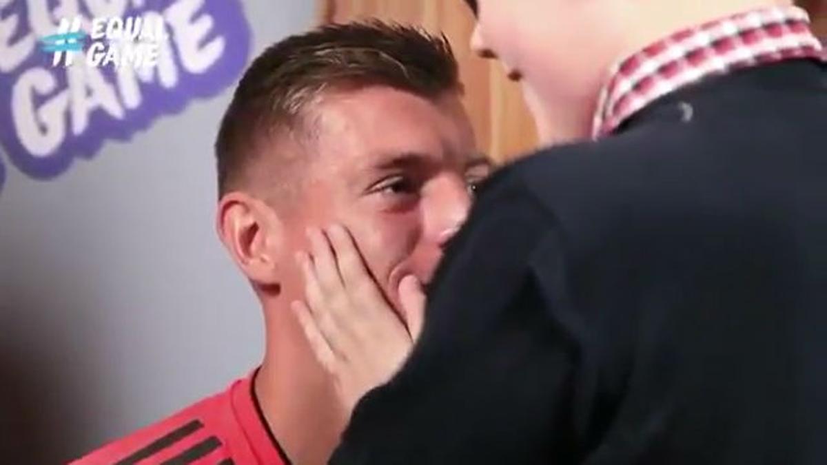 Un chico ciego reconoce a Kroos...¡solo con tocarle la cara!