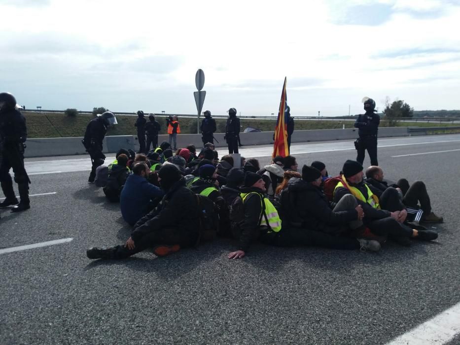 Els Mossos desallotgen els manifestants de l'AP-7