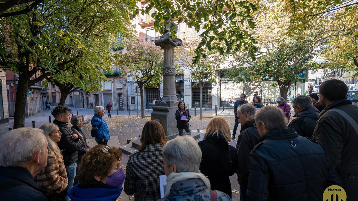 Contxita Parcerisas recordant dones republicanes a la plaça Anselm Clavé