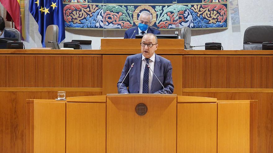 El consejero Felipe Faci, en el pleno de las Cortes de este viernes.