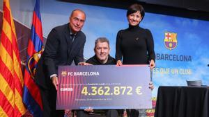 Yuste, vicepresidente del Barça, Unzué y Arregui, presidenta de la Fundación Luzón, en el Auditori 1899 del Camp Nou.