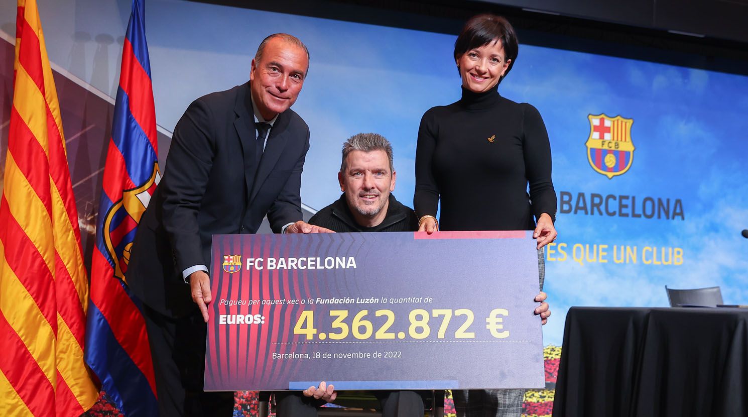 Yuste, vicepresidente del Barça, Unzué y Arregui, presidenta de la Fundación Luzón, en el Auditori 1899 del Camp Nou.