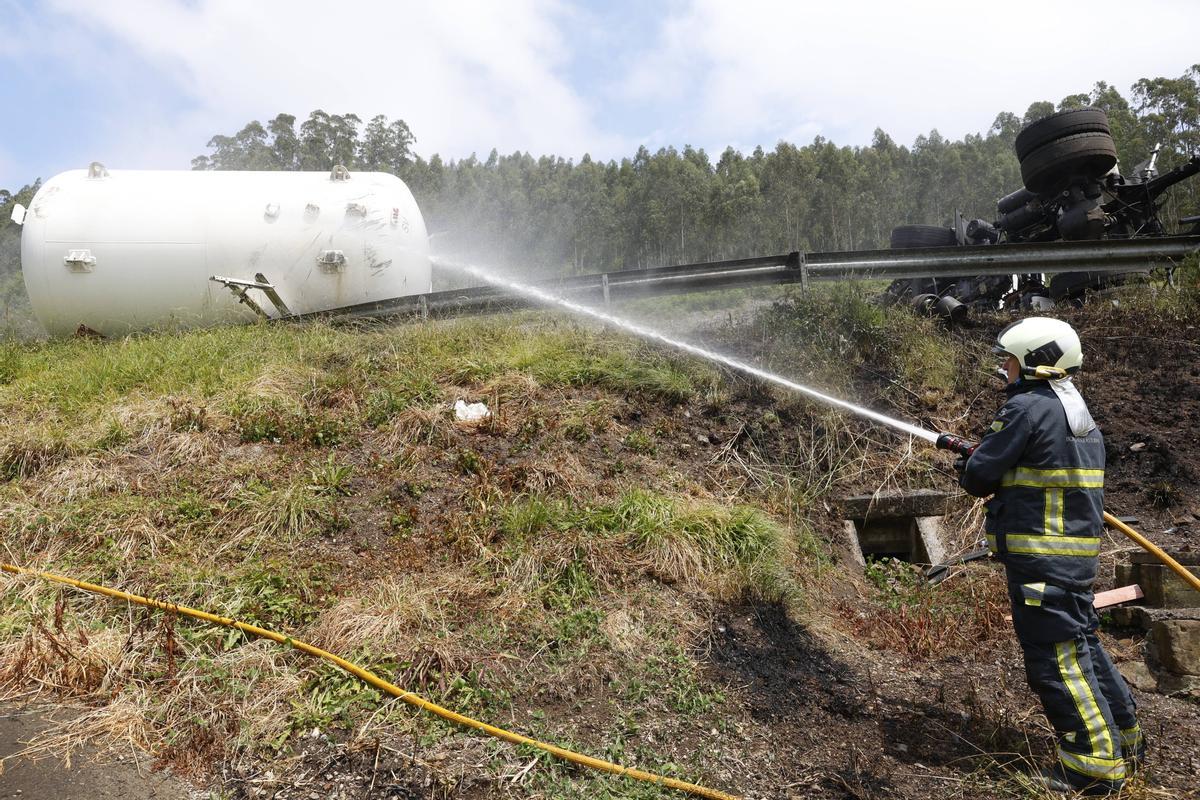 EN IMÁGENES: El espectacular accidente de un camión cisterna con gas en la Autovía del Cantábrico, a la altura de Colunga