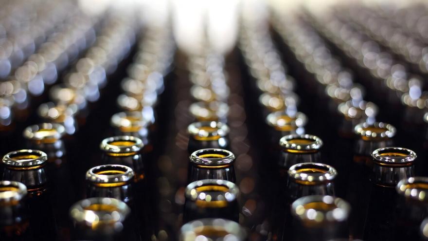 Sorprendente hallazgo: las bebidas en vidrio tienen más microplásticos que las envasadas en plástico