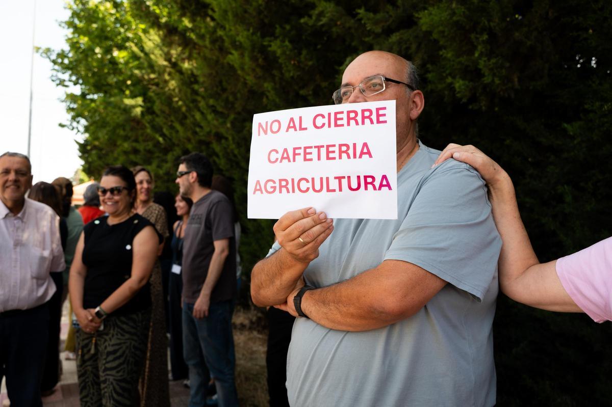 Fotogalería | Decenas de personas se concentran en apoyo a la cafetería de Agricultura en Cáceres