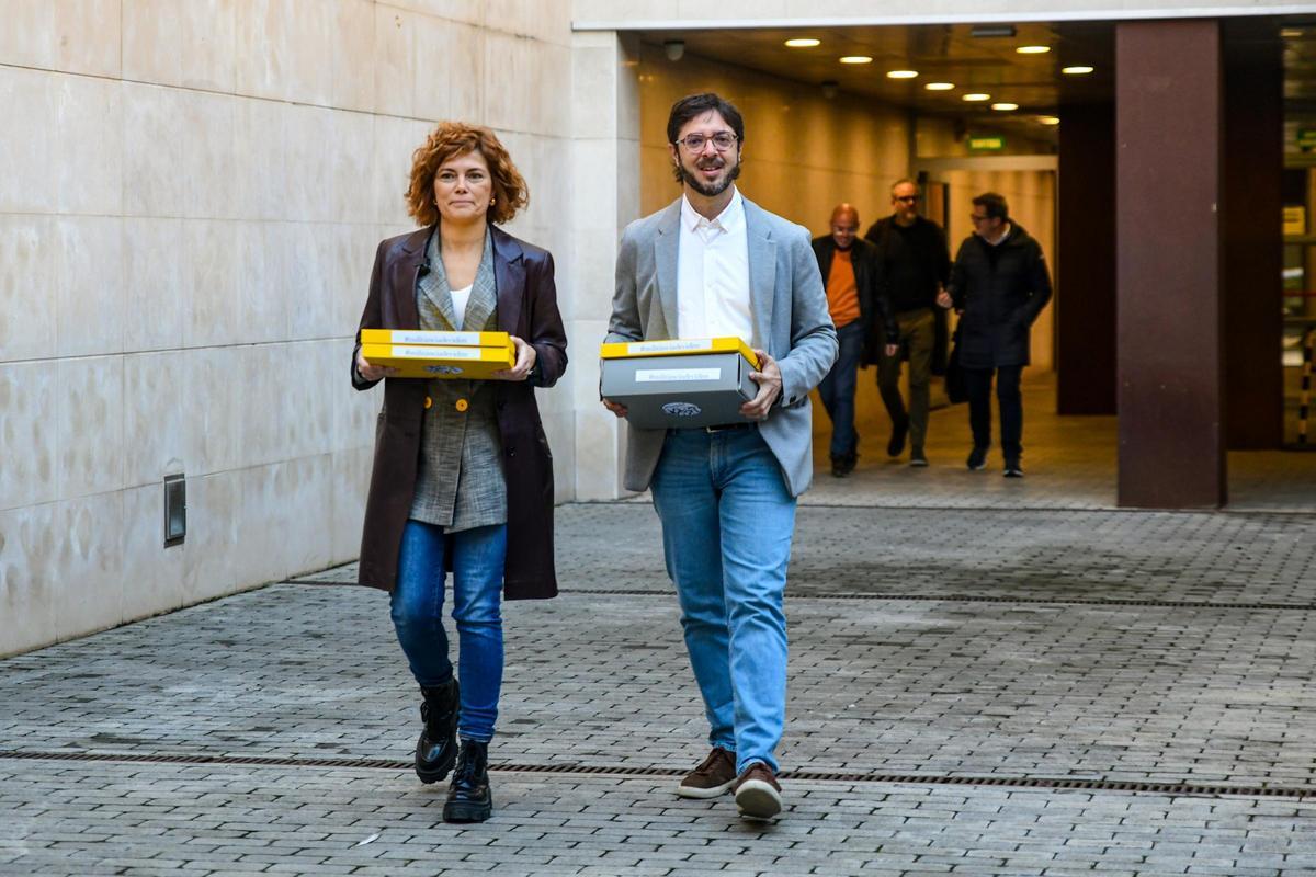 Elisenda Alamany y Oriol López dirigiéndose a entregar los avales de la candidatura.