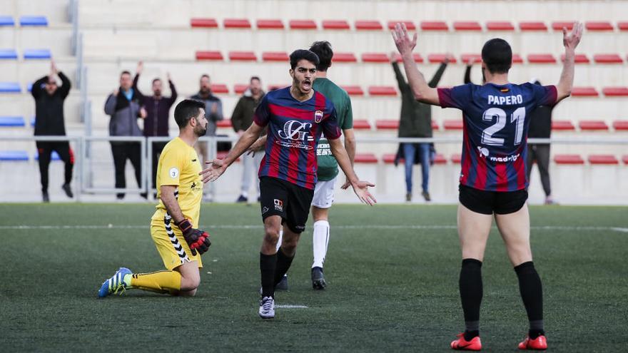El marroquí Khalok, mejor jugador del partido, celebra uno de sus dos goles.