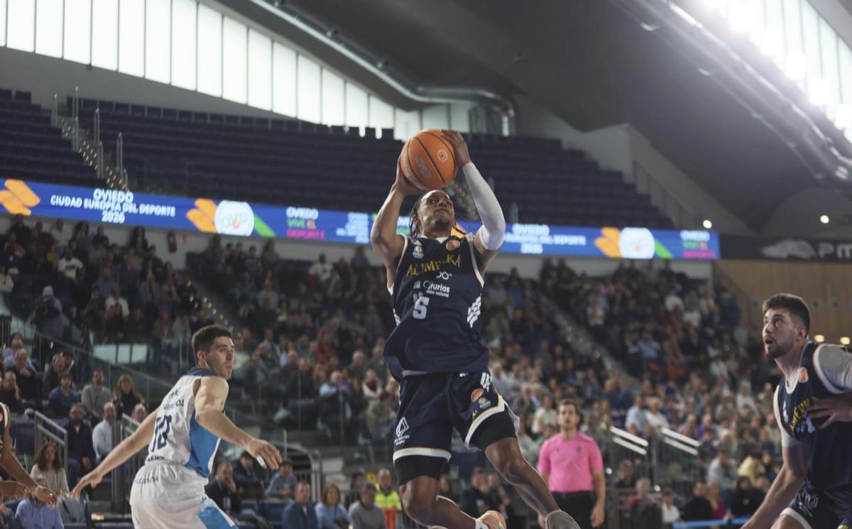 Greg Parham durante el Alimerka Oviedo Baloncesto-Gipuzkoa disputado en el Palacio de los Deportes de Oviedo. | MARIO CANTELI