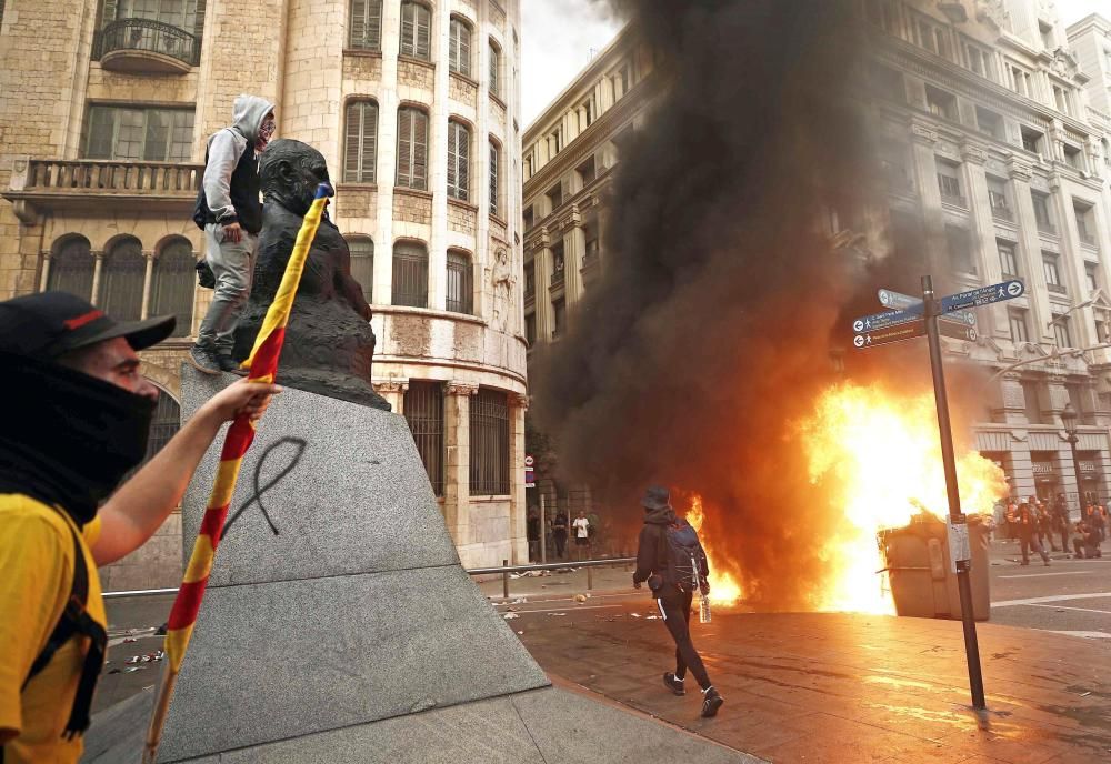 Forts aldarulls i enfrontaments entre manifestants i Policia Nacional a Via Laietana